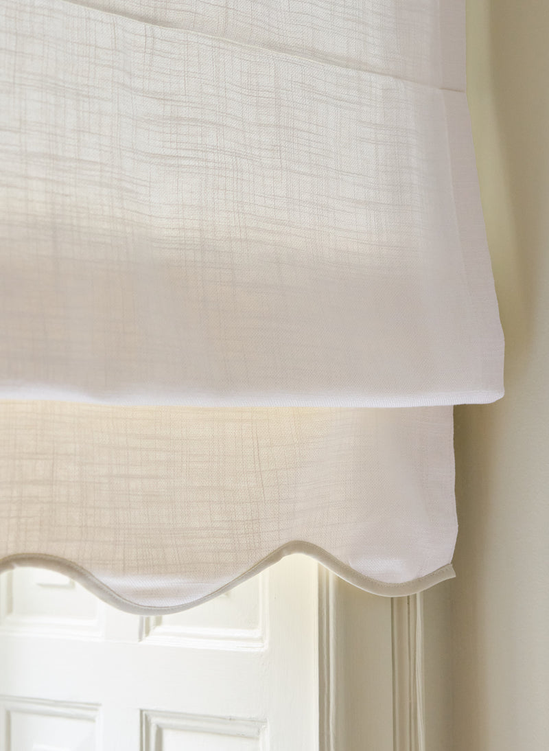 Scallop Edge Linen Roman Blind - Pure white/Sand